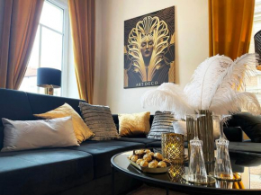 Art Deco Design Apartment, 65 Zoll TV, Waschtrockner, beste Lage, am Markt